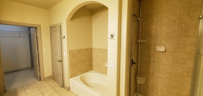 Building Photo - 840 E Green St