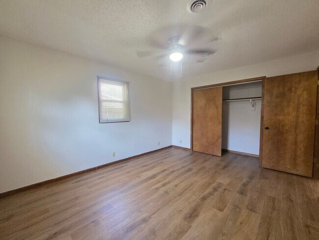 Building Photo - 1214 Bluestem Dr