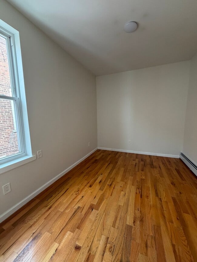 Building Photo - 40 Eldert Ln