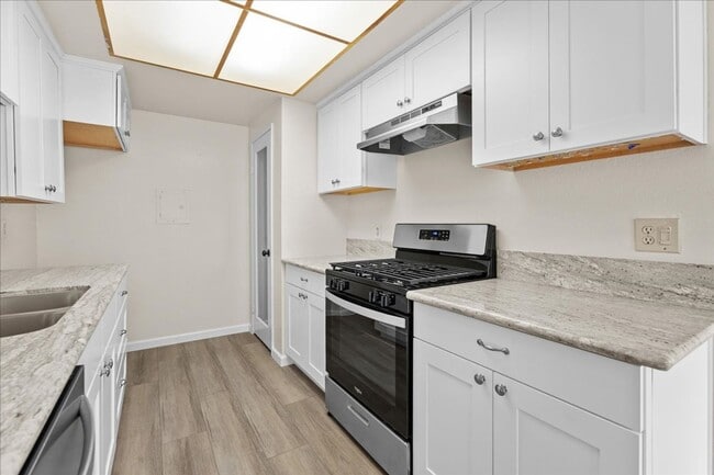 Building Photo - Upgraded 2-Bedroom Townhome with Private G...