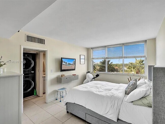 Building Photo - 5005 Collins Ave