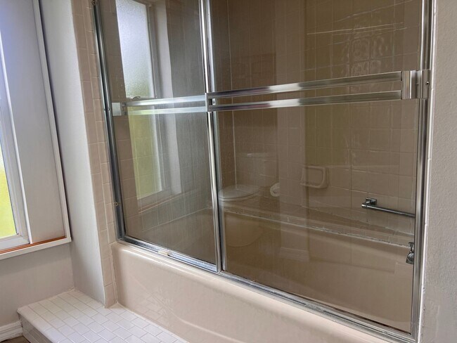 Building Photo - 3BD/2BA
