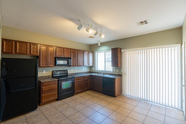 Building Photo - Move in READY! Perfect 3 bed/ 2 bath home ...
