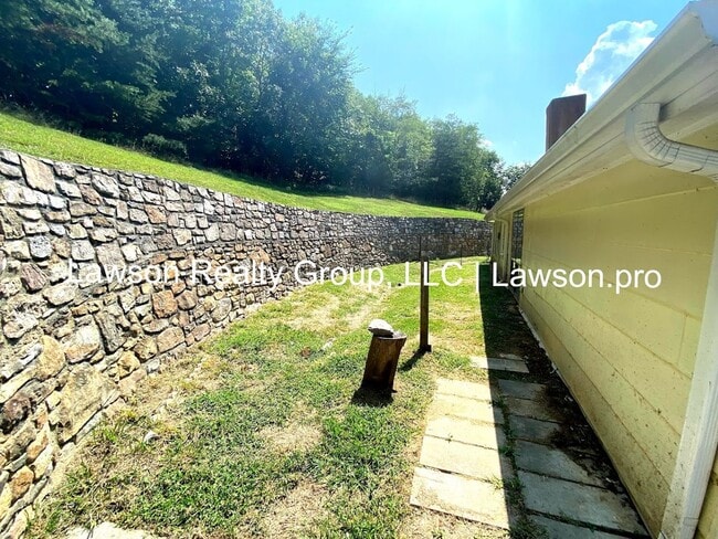 Building Photo - Cozy Three Bedroom Home in Salem with Larg...