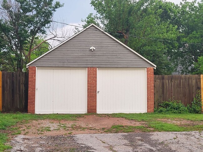 Building Photo - Cute 2 bedroom, 1 bathroom house located n...