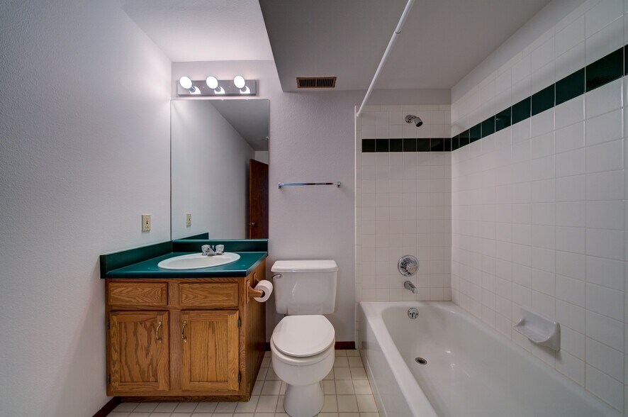 Basement shared bath - 5165 Granby Cir