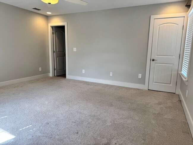 Building Photo - Beautiful End Unit Franklin Townhome