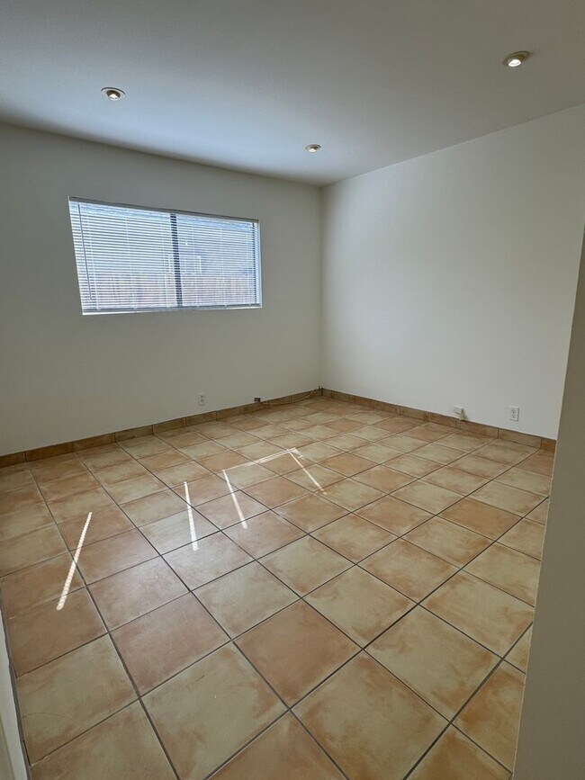 Building Photo - Wonderful Family Home in Mandalay Shores –...