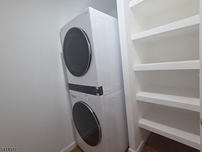 Building Photo - 158 Sherman Ave