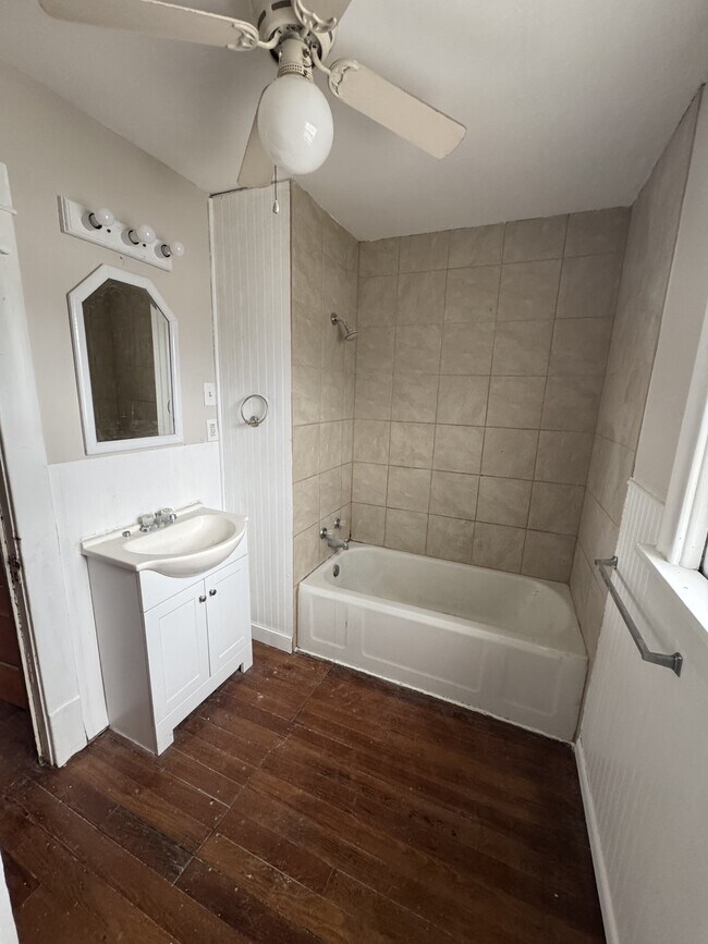 Building Photo - 732 NE Sumner St