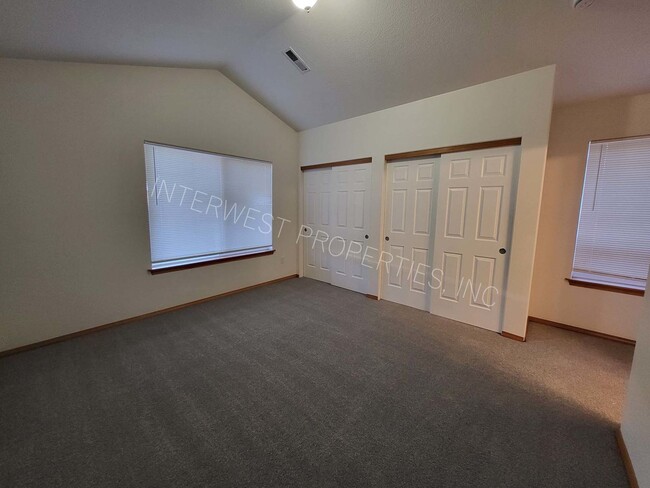 Building Photo - *1/2 OFF 1ST MONTH'S RENT PROMO* 3 Bed NE ...