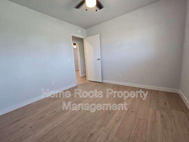 Building Photo - 1309 W Beech Dr