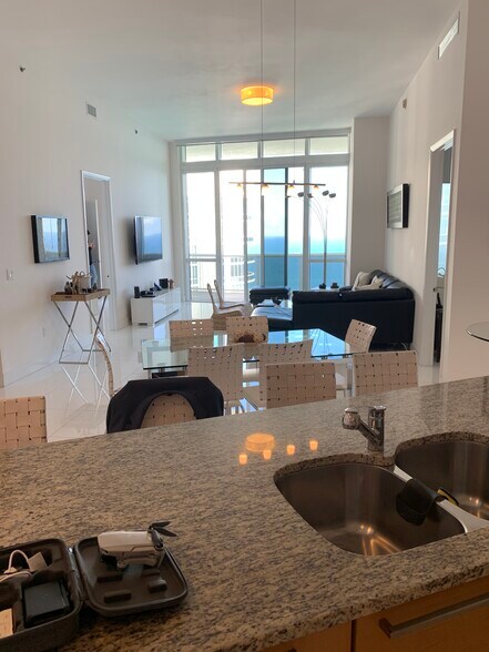 Building Photo - 15811 Collins Ave
