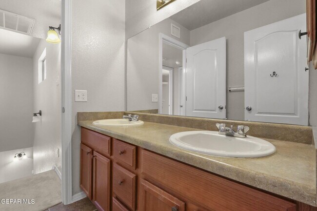 Building Photo - 2300 Glitter St