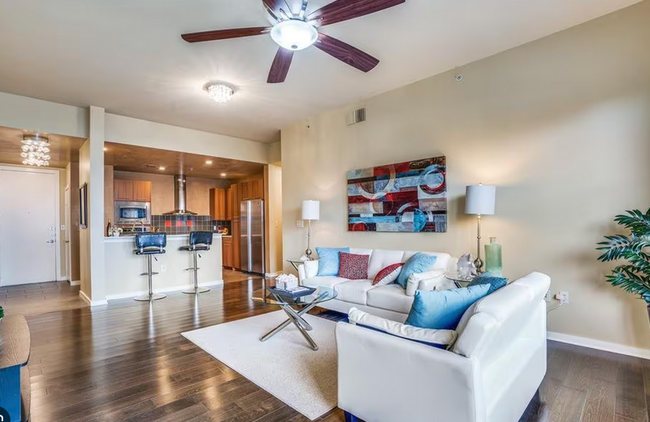 Primary Photo - 2323 N Houston-1805