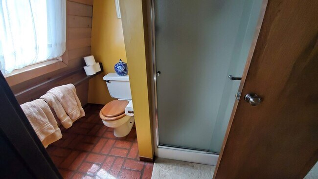 Building Photo - Spacious and Bright Cottage in Quiet Cul-d...