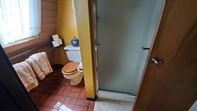 Building Photo - Spacious and Bright Cottage in Quiet Cul-d...