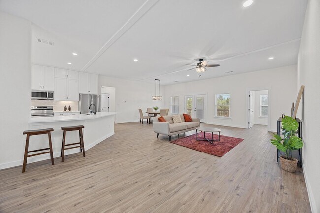 Building Photo - 17701 Village Dr