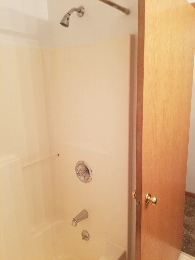 Full bath - 5695 Wilshire Dr