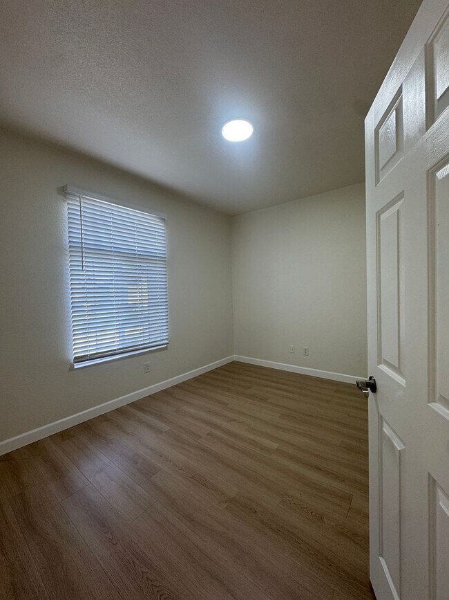 Building Photo - Located in a great neighborhood, Spacious 3-bedroom, 2-bath home with 2-car garage