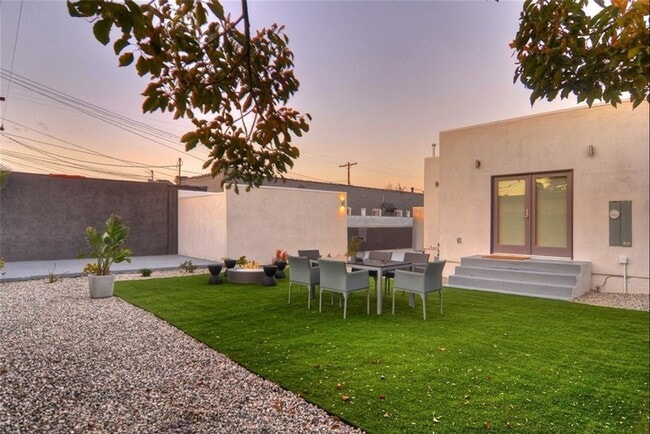 Building Photo - Private 3 Bed / 2 Bath Home with Incredible Outdoor Space