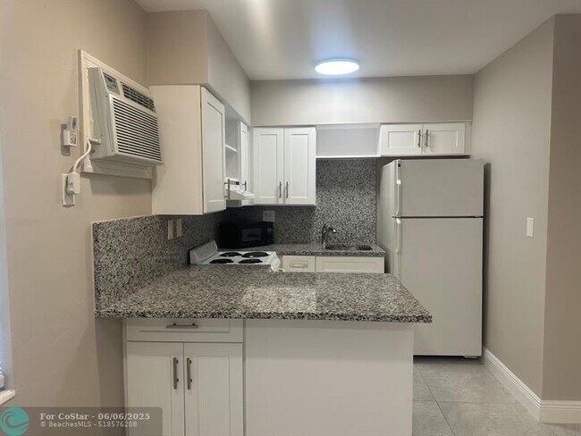 Building Photo - 2725 Middle River Dr