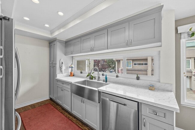 Building Photo - Large townhome in Huntington Beach!
