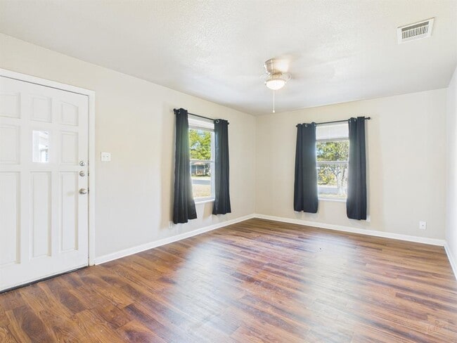 Building Photo - 1411 Kamar Dr