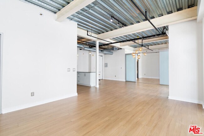 Building Photo - 330 W 11th St