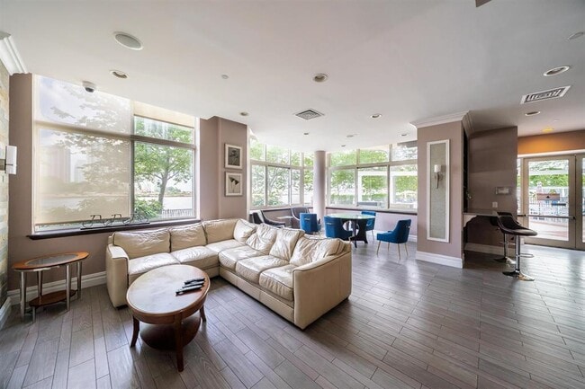 Building Photo - 20 2nd St