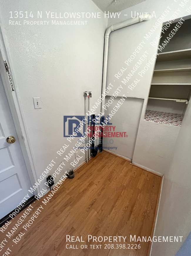 Building Photo - 3 Bedroom 1 Bath apartment - Small dogs ne...