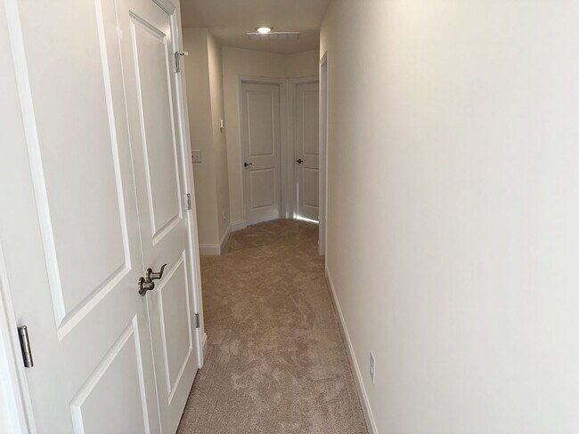 Building Photo - Bed 2.5 Bath End Unit Townhome In a Prime Location!!
