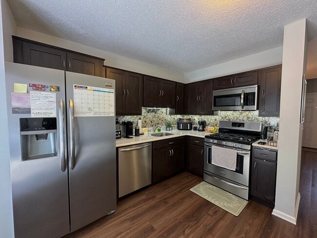 Building Photo - 2 bedrooms, 1.5 bathrooms