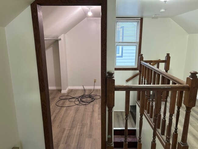 Building Photo - Spacious 3 bedroom 2 bathroom single famil...