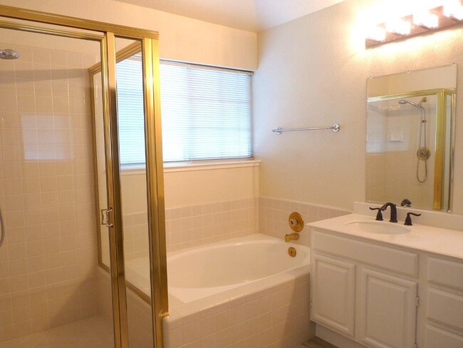 Building Photo - 703 Bahama Ln