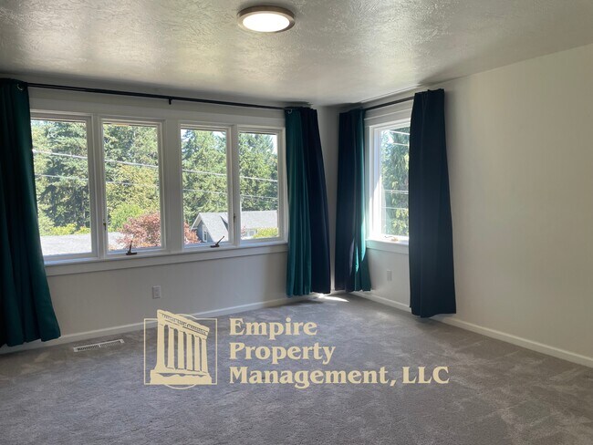 Building Photo - 2022 Floral Hill Dr