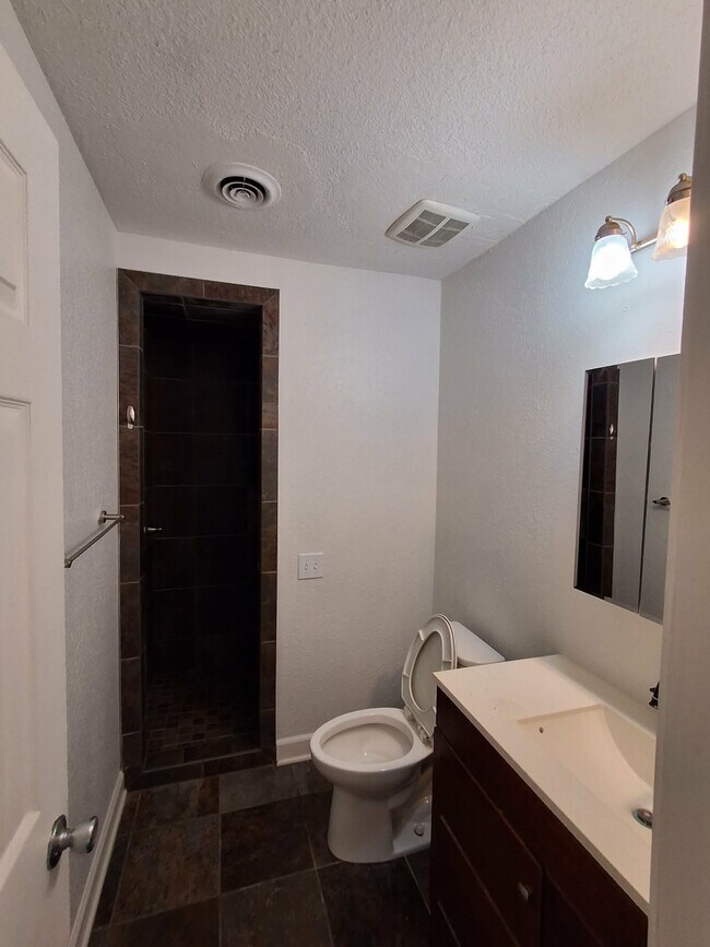 Building Photo - 109 E Fairview St