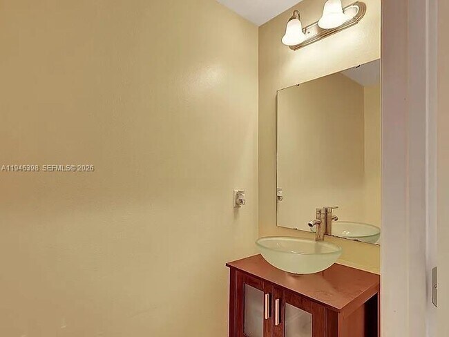 Building Photo - 1018 SW Eckard Ave