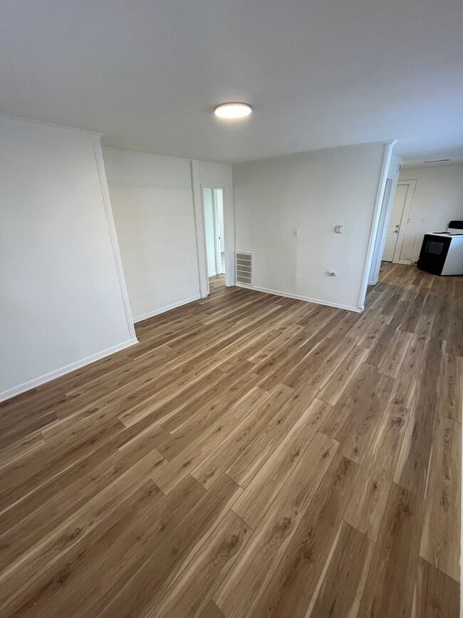 Building Photo - New 2 bedroom listing! MOVE IN SPECIAL