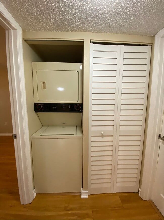 Building Photo - Ground Floor 1 BR + Den in Brandon with Resort Amenities