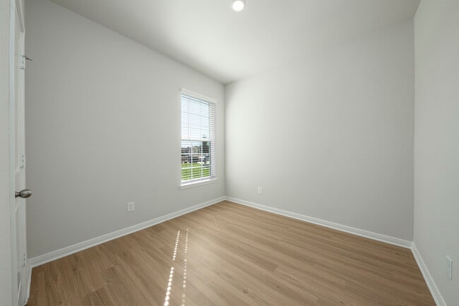 Building Photo - 15446 Maple Ter Dr