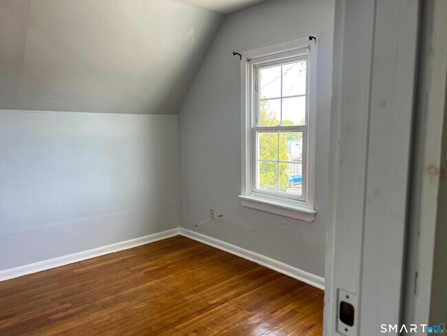 Building Photo - 137 Hollister Ave
