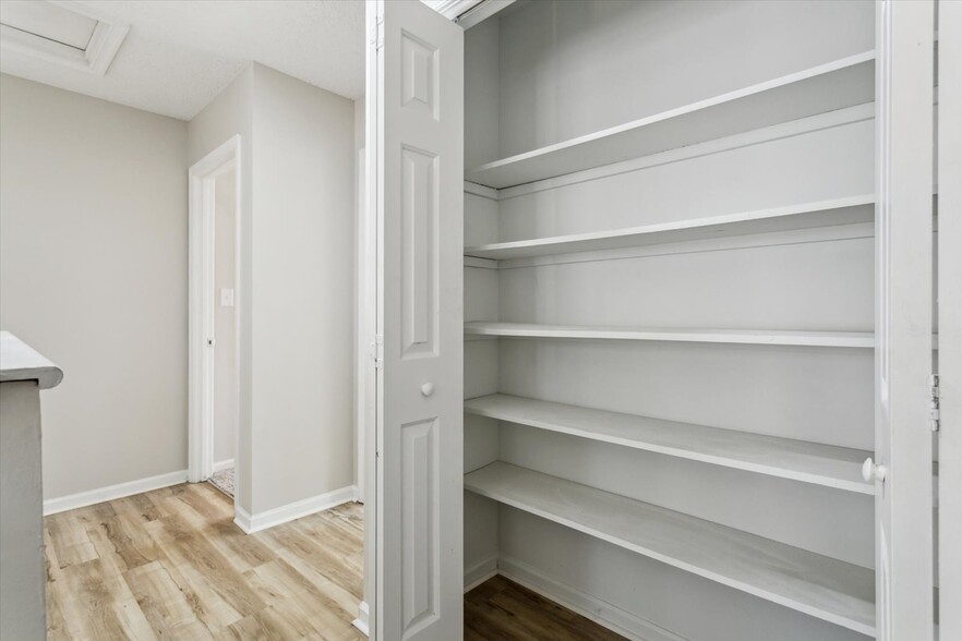 Large linen closet - 5369 Gardner Ct