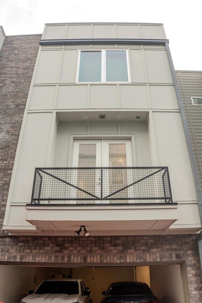 Building Photo - 1680 Memorial Dr SE