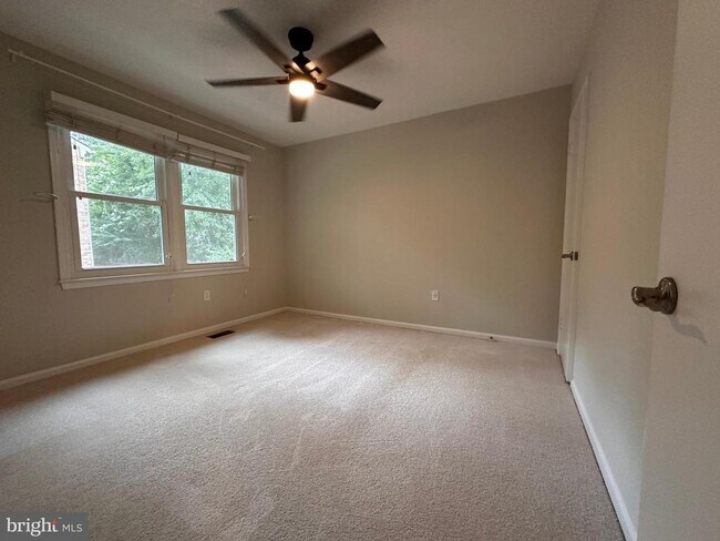 Building Photo - 13 Carriage House Cir