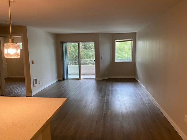 Interior Photo - 1800 Eastlake Apts (Scenic)