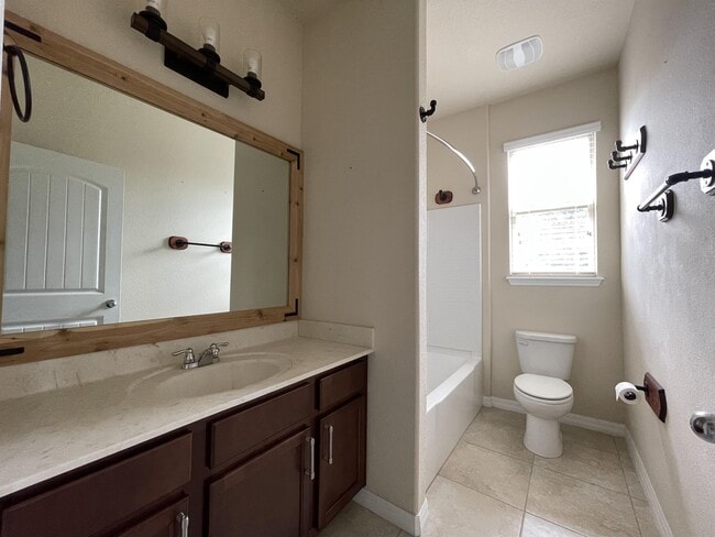Building Photo - 8221 Lakeview Crossing Dr