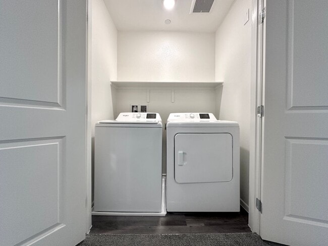 Building Photo - Decatur & Serene