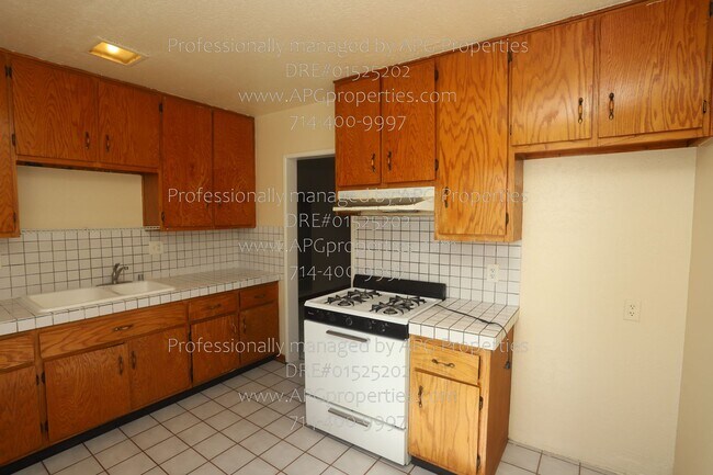 Building Photo - 830 E Anaheim St