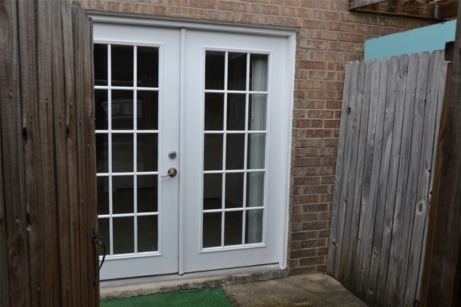 Building Photo - 6111 Beverly Hill St